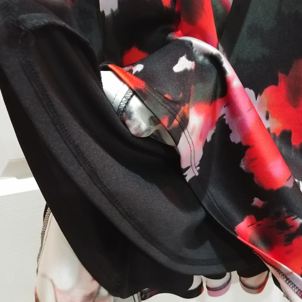 Betsey Johnson flirty abstract red & black swing dress w/ cap sleeves size 2